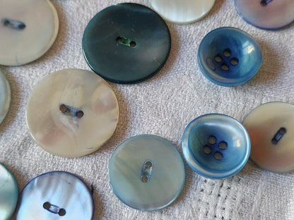 Lot 17 boutons en nacre vintage tons bleu 1,7 cm à 2,5 cm panaché ref 6126