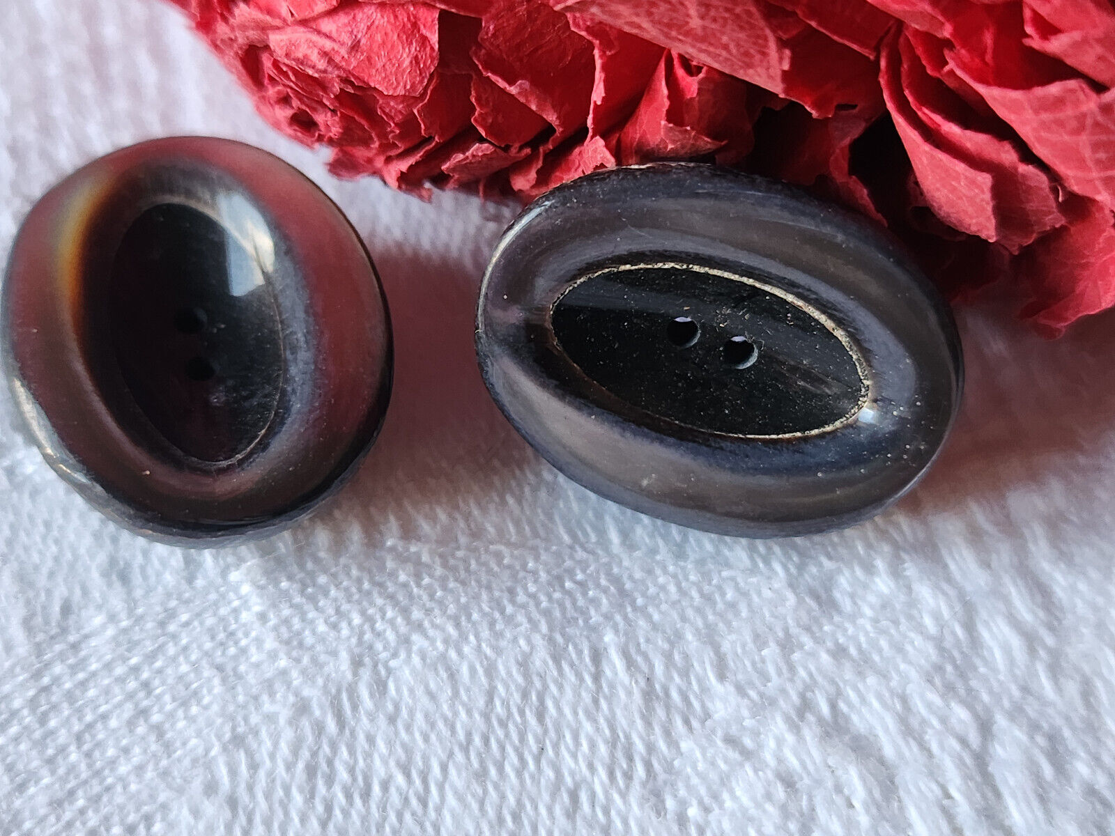 Collection duo boutons anciens nacre et resine  1,7 sur 2,2 cm D9T