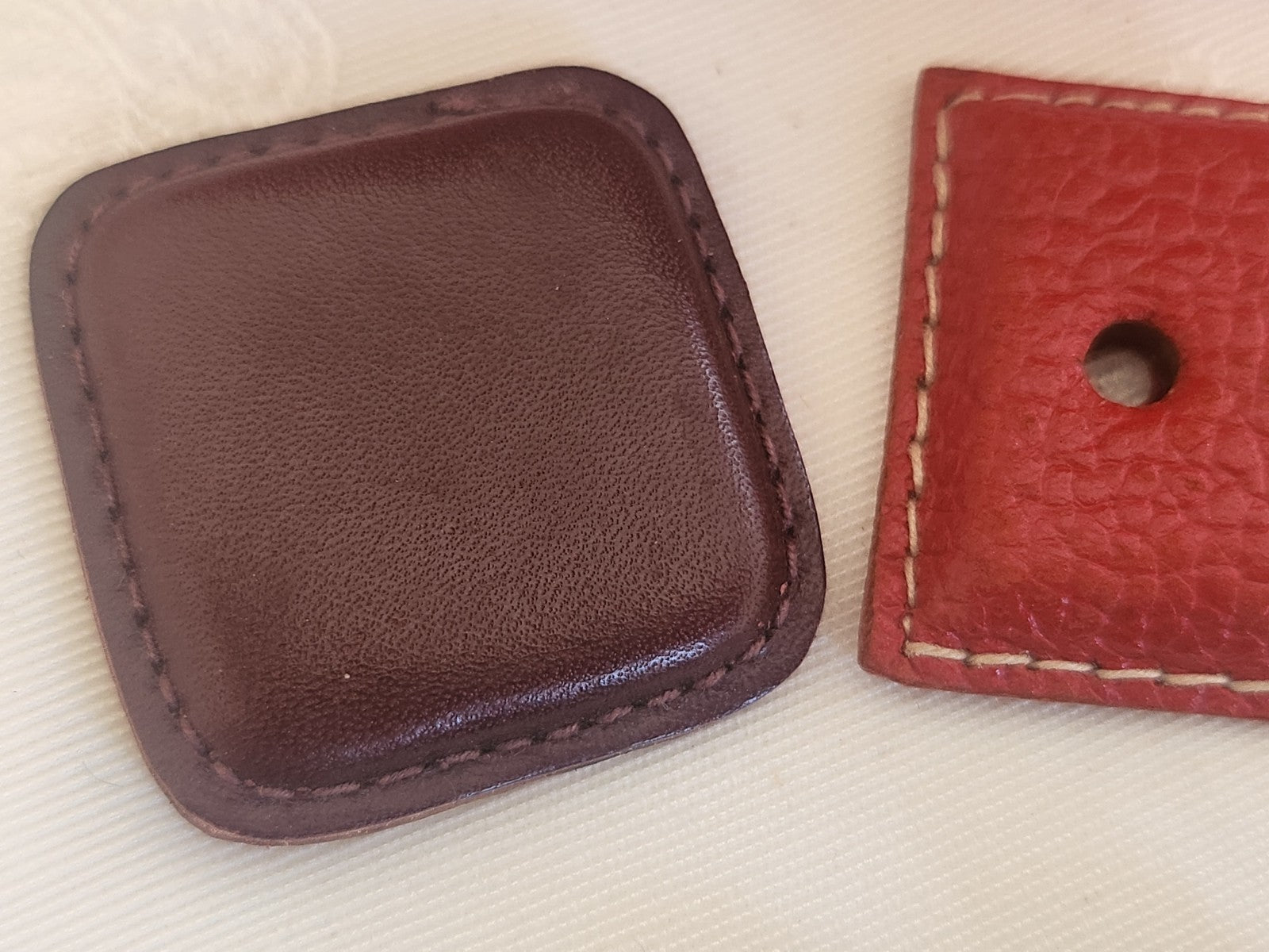 Duo gros boutons anciens en cuir carré 3 et 3,1 cm G3P