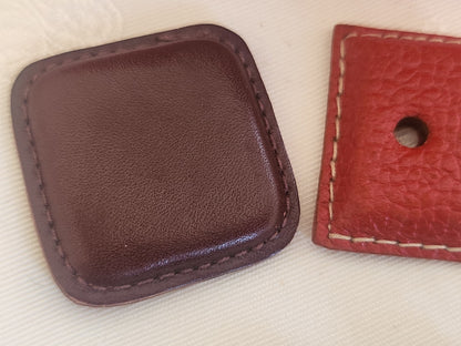 Duo gros boutons anciens en cuir carré 3 et 3,1 cm G3P