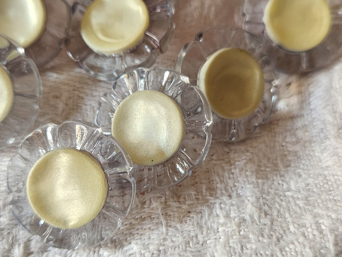 Lot 10 boutons vintage effet fleur coeur nacré pied 1,8 cm acrylique ref 2906