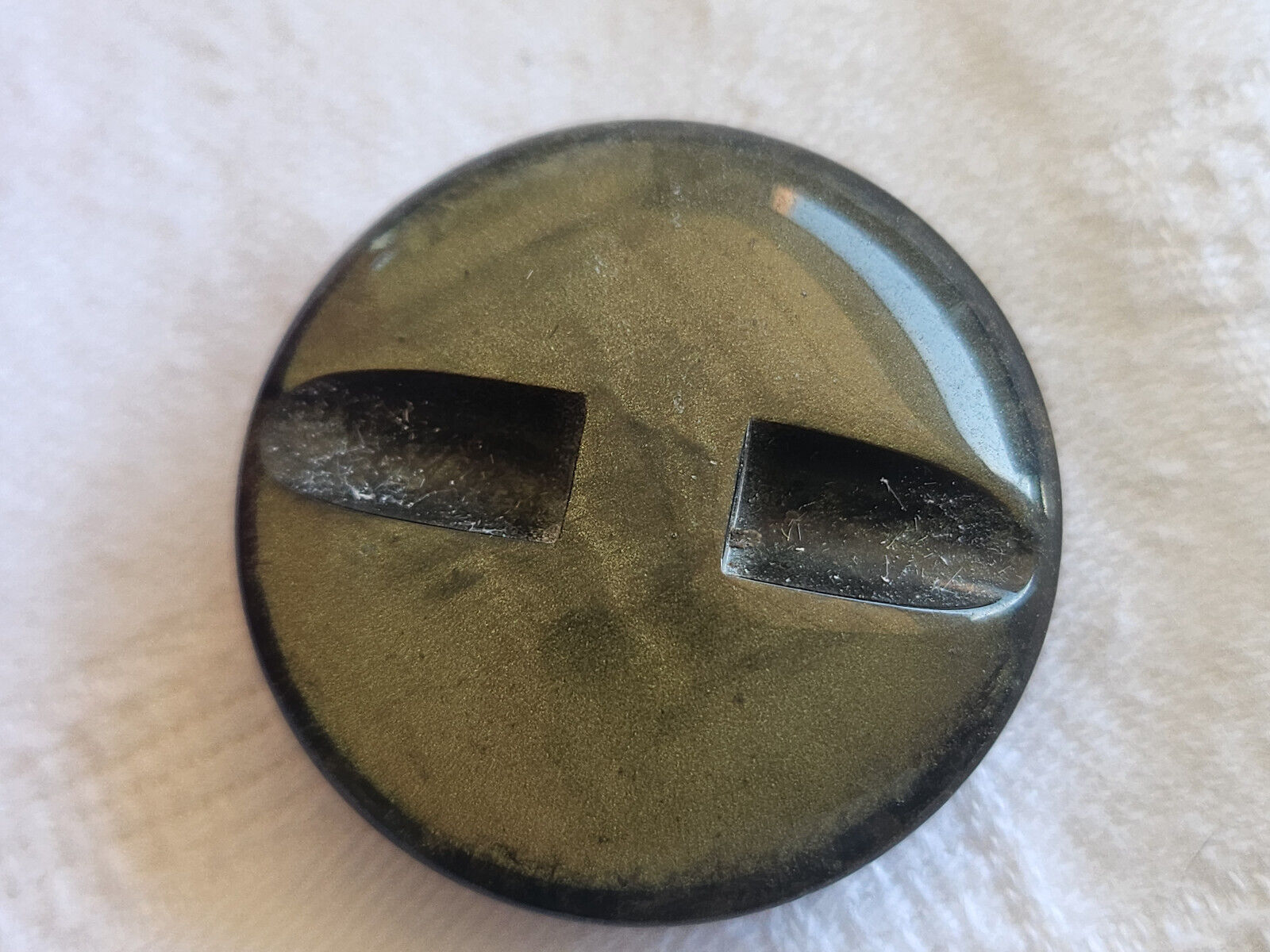 Gros bouton vintage inclusion doré pied vert superbe 3,3 cm ref 559