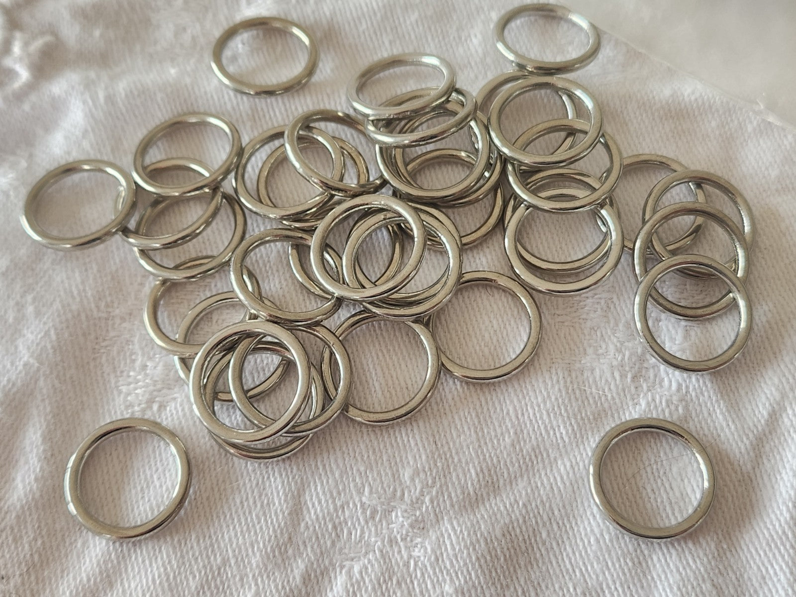 Lot 36 anneaux vintage metal argenté mercerie diamètre 1,6 cm T3