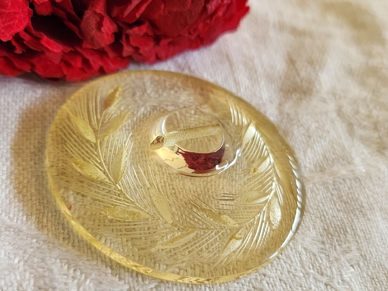 Gros bouton ancien lucite plexis épis de blé à pied jaune 4 cm ref 2643