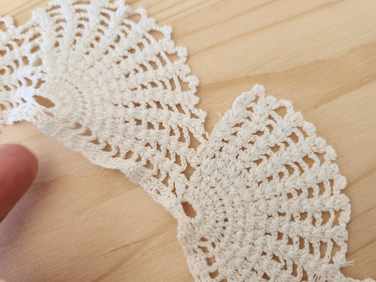 Dentelle ancienne  pourtour napperon crochet blanc  T2-19
