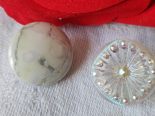 Duo boutons anciens en verre transparent blanc 1,8 cm G16A