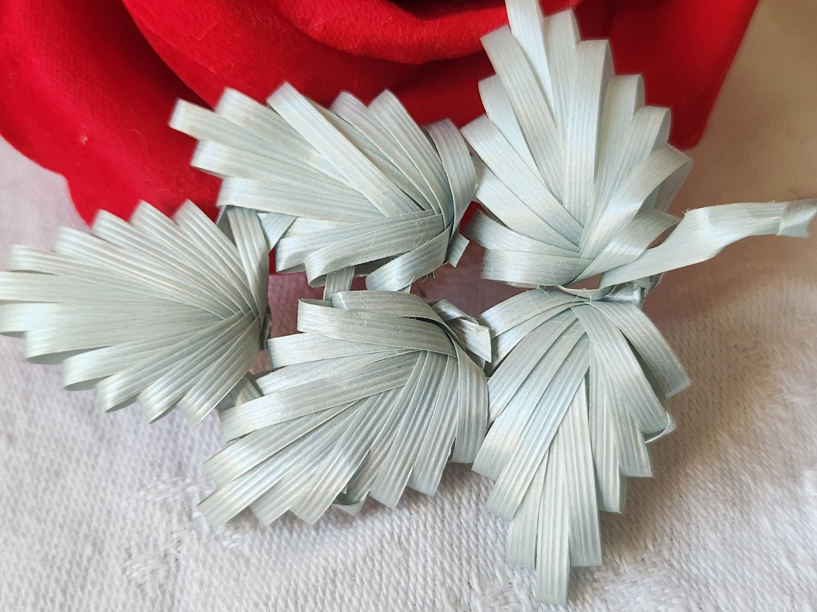 Ancien ornement chapeau creation modiste fleur rafia bleu T0-15