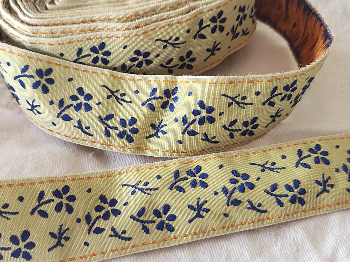 Galon vintage tissé ancien jaune bleu fleur  2 métres 50 sur 2,6 cm A5