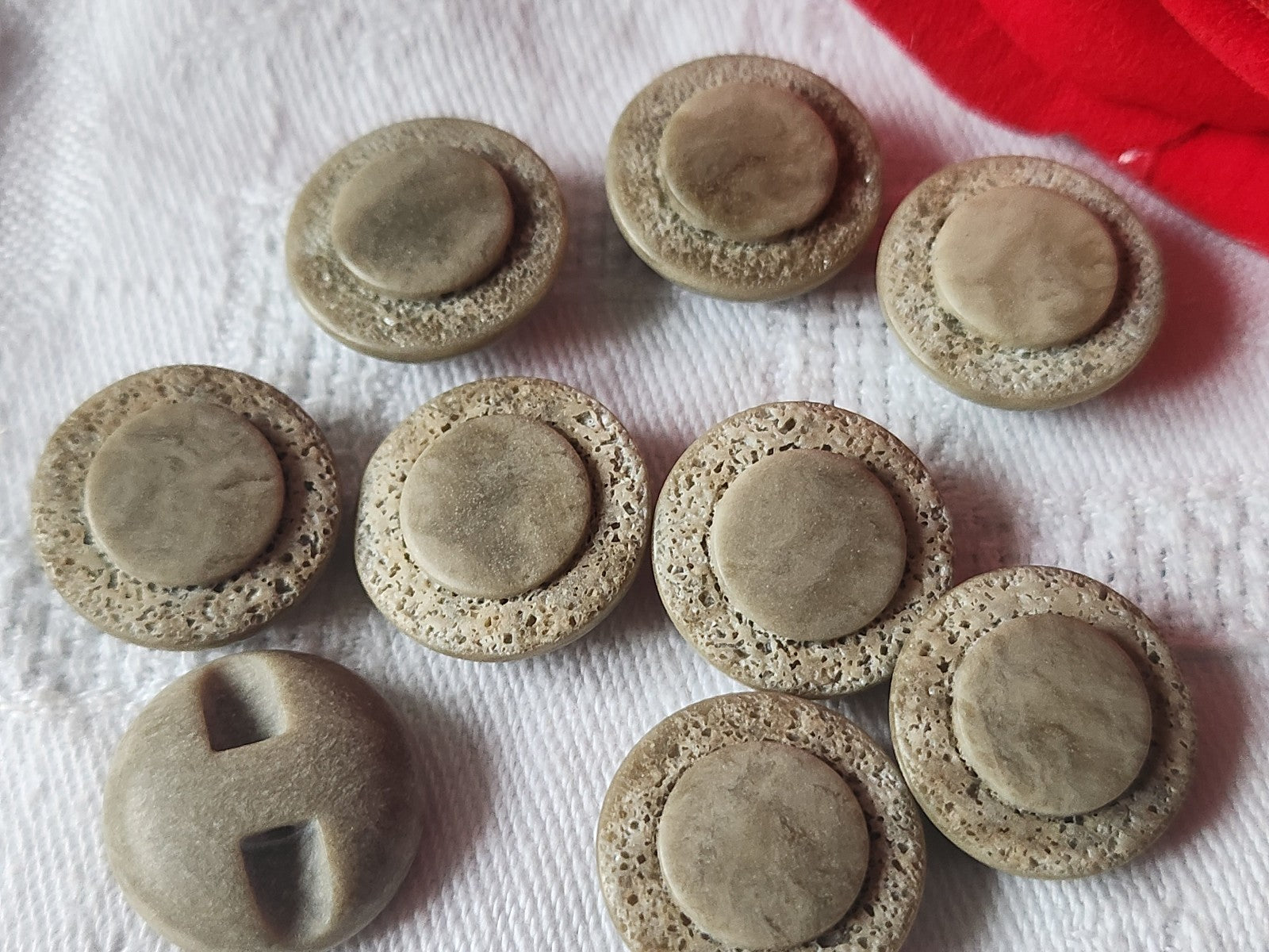 Lot 9  boutons vintage marron bord texturé 1,8 cm pied ref 5165