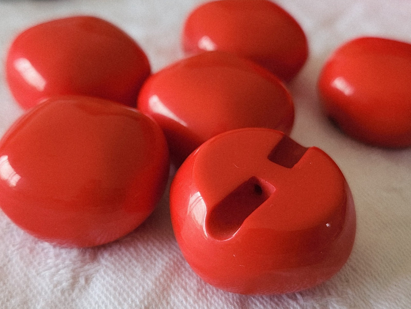 Lot 6 volumineux boutons rouge à pied 2,4 cm lourd superbe ref 5983 **
