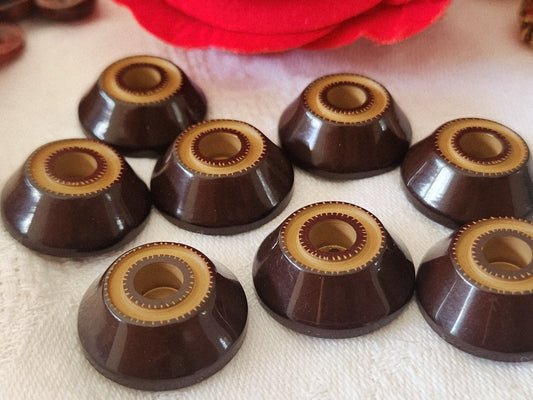 Lot 8 hauts boutons vintage marron deux tons ravissants trous 2,1 cm ref 3884