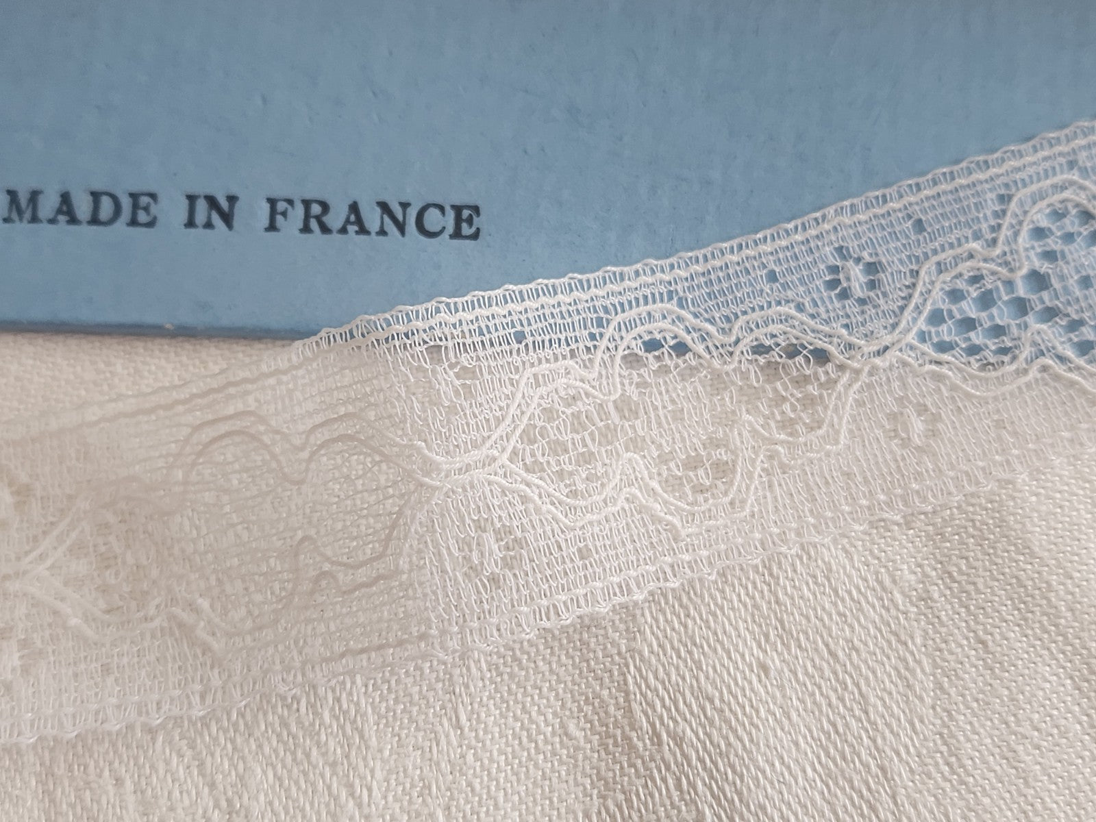Dentelle ancienne made in France entre deux 3 mètres sur 2,4 cm A5