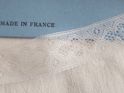 Dentelle ancienne made in France entre deux 3 mètres sur 2,4 cm A5