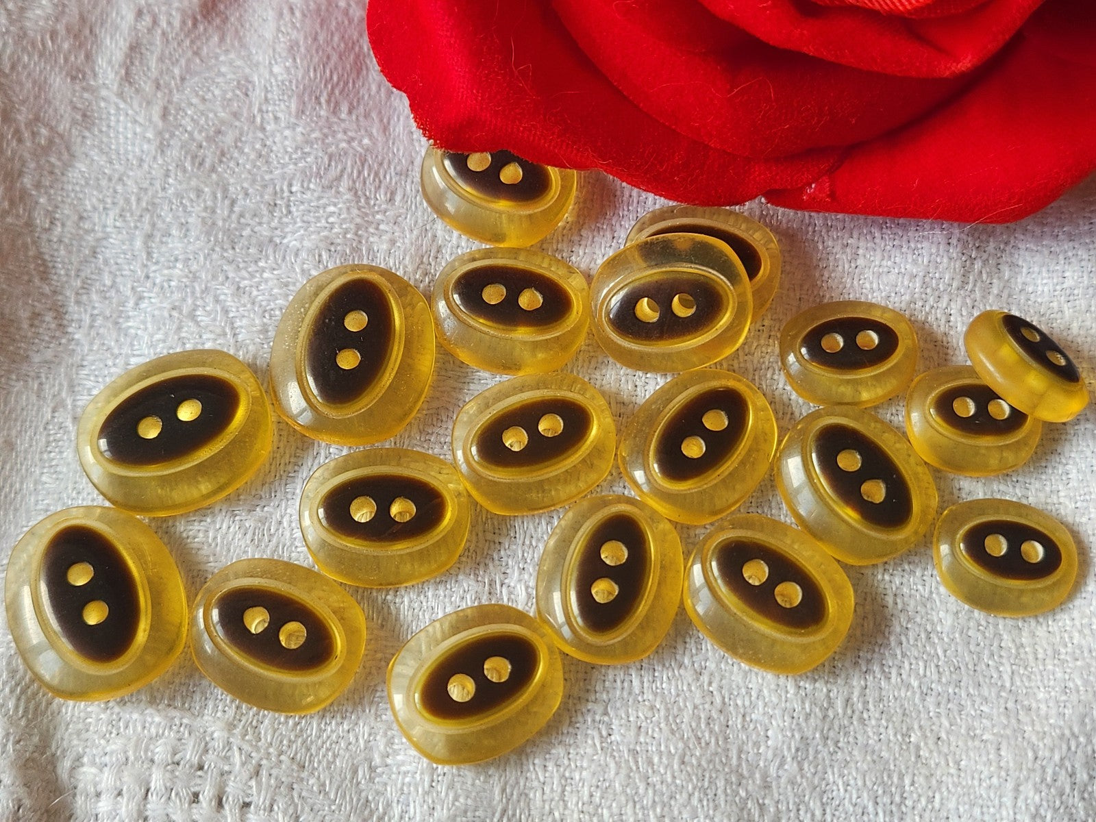 Lot 17 boutons vintage marron trou panaché 1 sur 1,2 à 1,2 sur 1,4 cm ref 127
