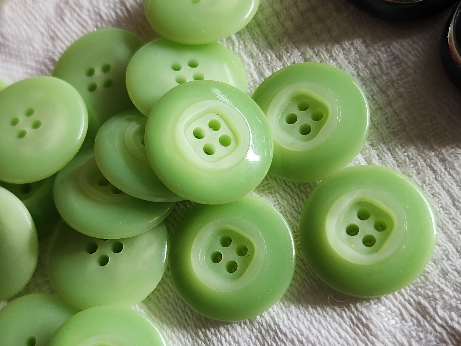 Lot 18 boutons vintage vert teinte dégradé trous  1,8 cm ref 3369
