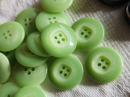 Lot 18 boutons vintage vert teinte dégradé trous  1,8 cm ref 3369