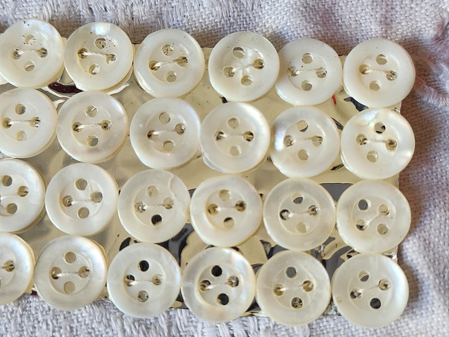 Plaque lot 36 boutons anciens en nacre blanc trous 1 cm corsage mini N°5