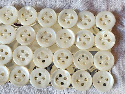 Plaque lot 36 boutons anciens en nacre blanc trous 1 cm corsage mini N°5