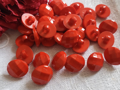 Lot 31 boutons  année 80/90 rouge facette pied 1  sur 1,2 cm ref 1256