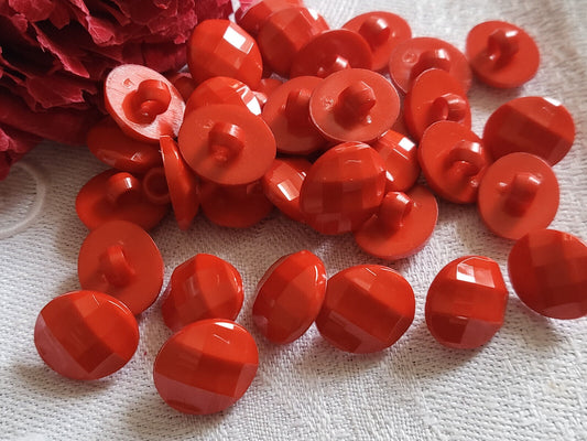 Lot 31 boutons  année 80/90 rouge facette pied 1  sur 1,2 cm ref 1256