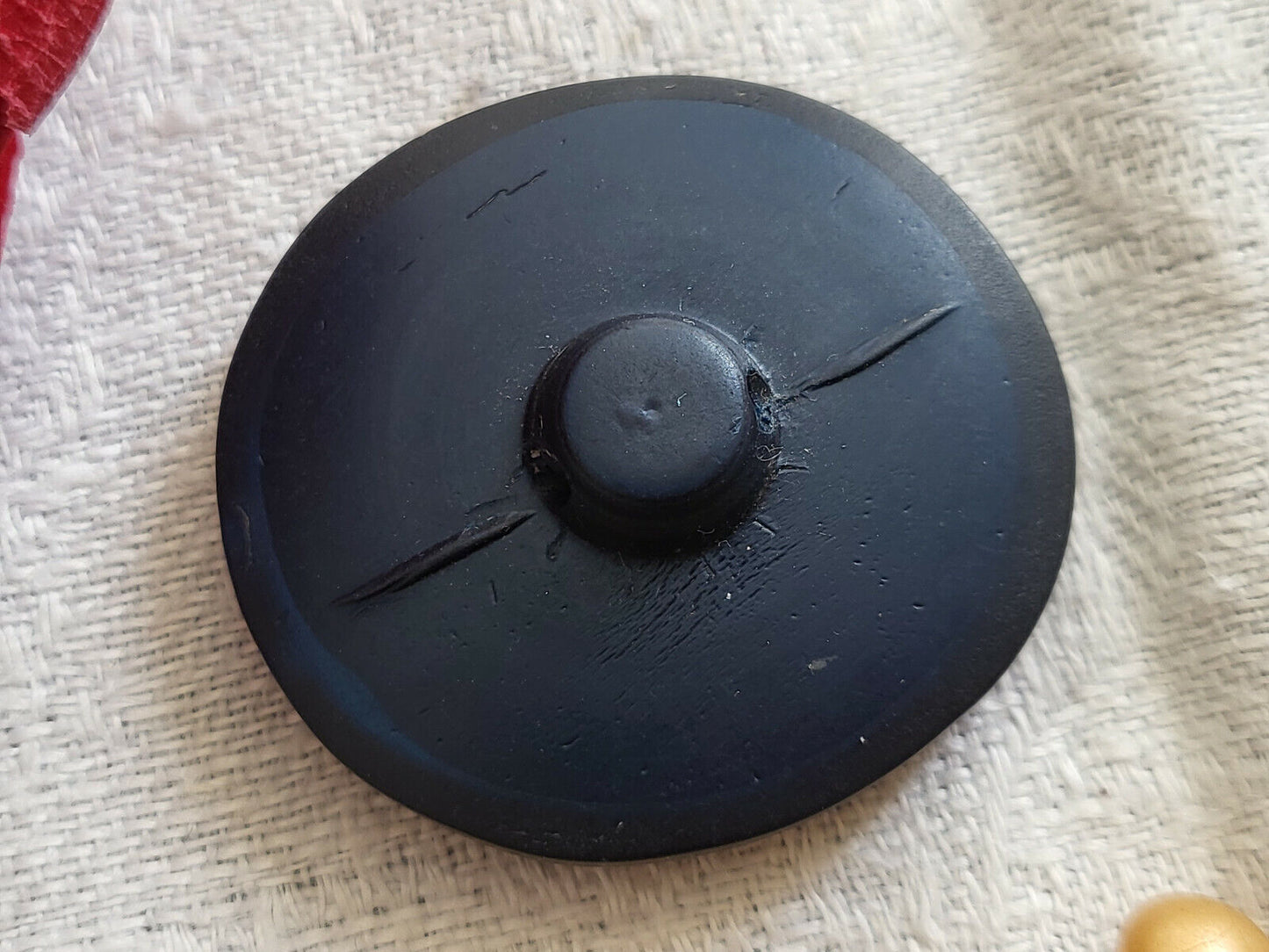 Gros bouton ancien ovale bleu noir texturé vintage 3,1 sur 3,4 cm D15P