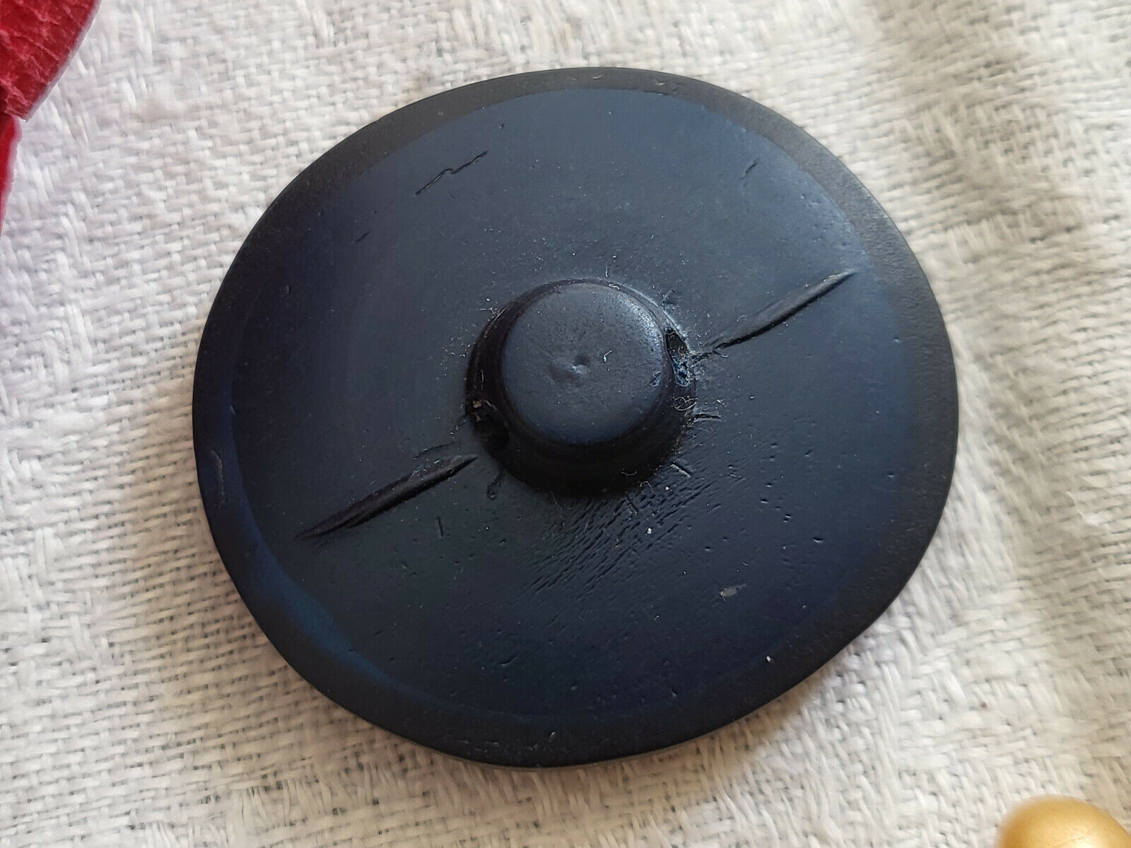 Gros bouton ancien ovale bleu noir texturé vintage 3,1 sur 3,4 cm D15P