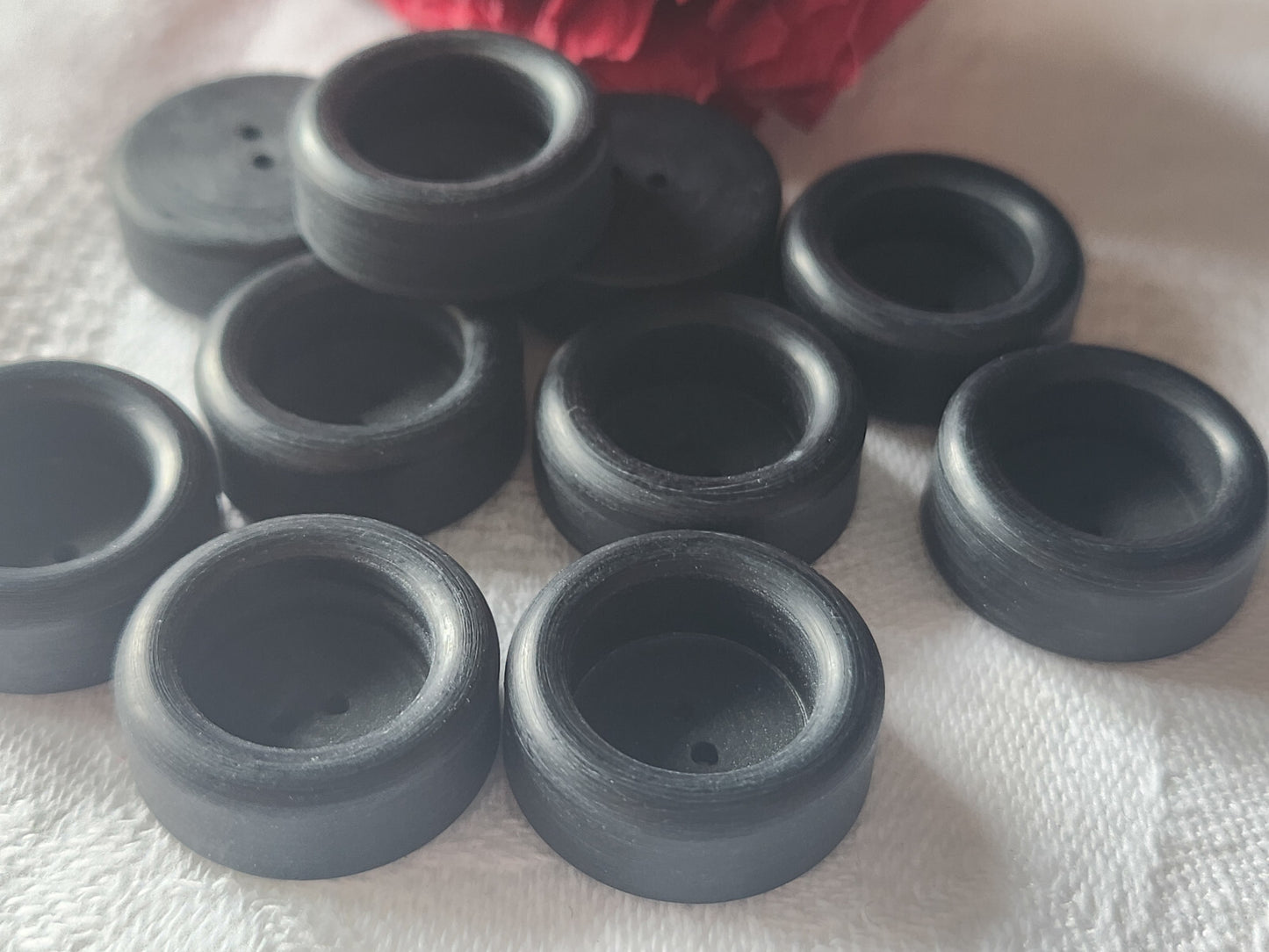 Lot 9  boutons vintage noir mat haut 2 cm trou ref 3830