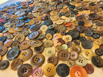 Gros lot de boutons anciens en corozo à trous un peu moins de 500 grammes T10