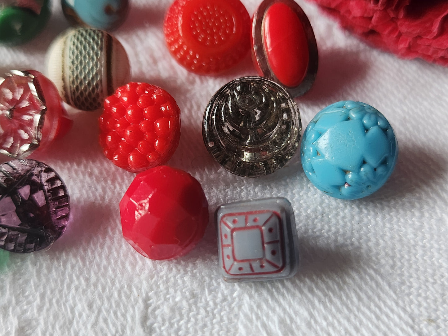 Lot 16 mini boutons anciens en verre  collection 0,7 à 1 cm ref 4847