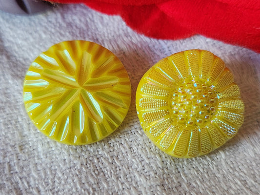 Duo boutons anciens en verre vintage jaune irisé  travaillé 1,7 et 1,8 cm G19C