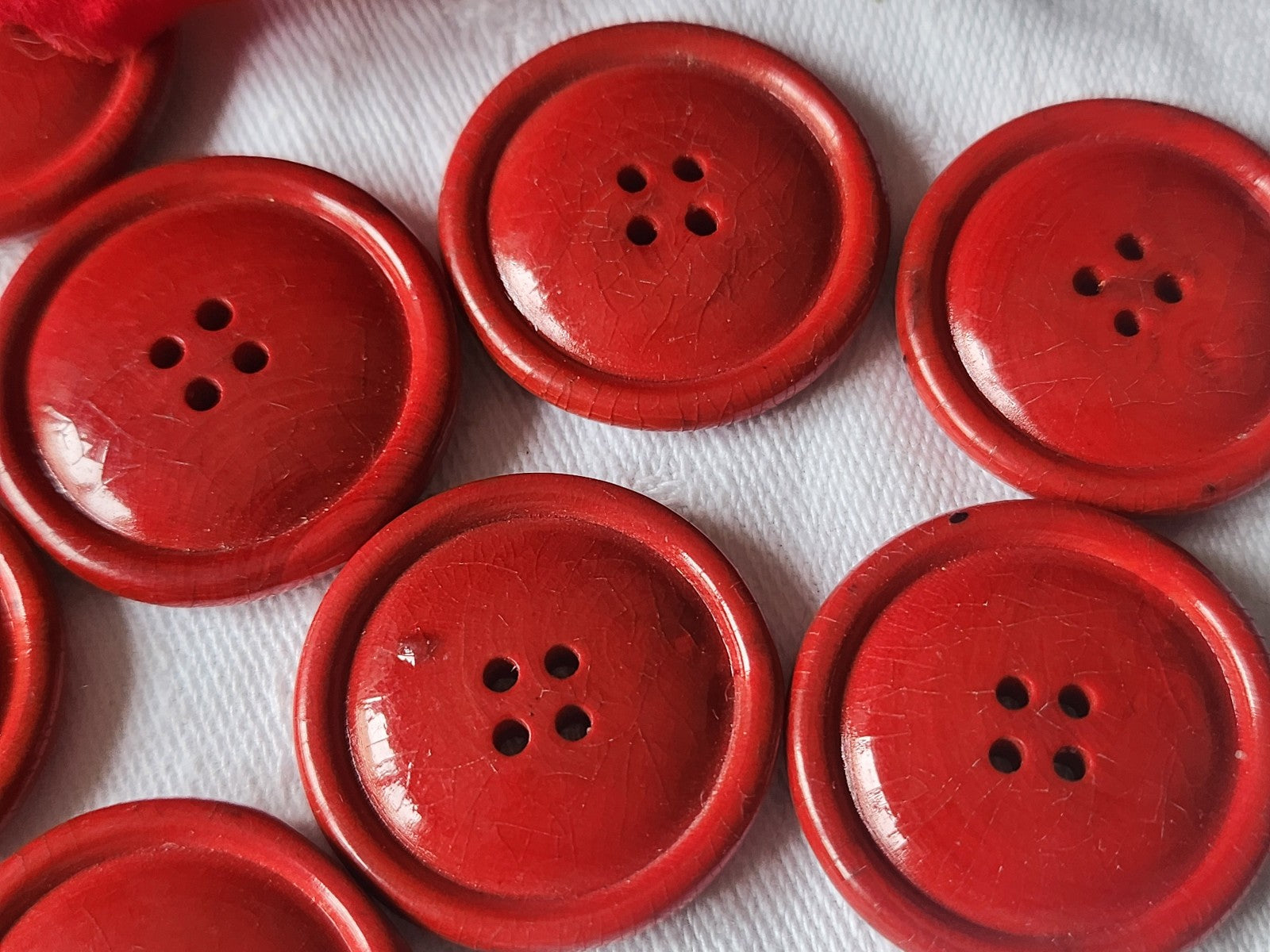Lot 11 gros boutons anciens en bois rouge à trous vernis 2,6 cm ref 1893