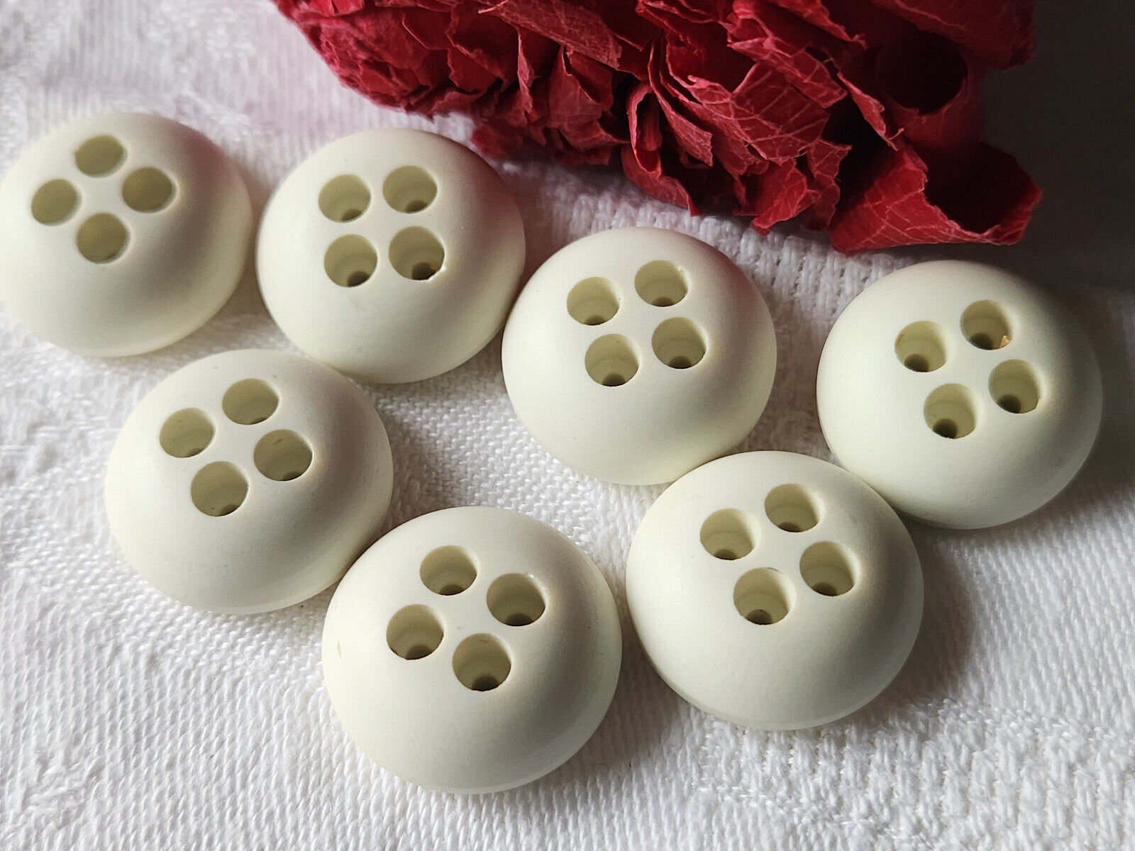 Lot 7  boutons vintage blanc créme bombé à trous 2 cm ref 1434