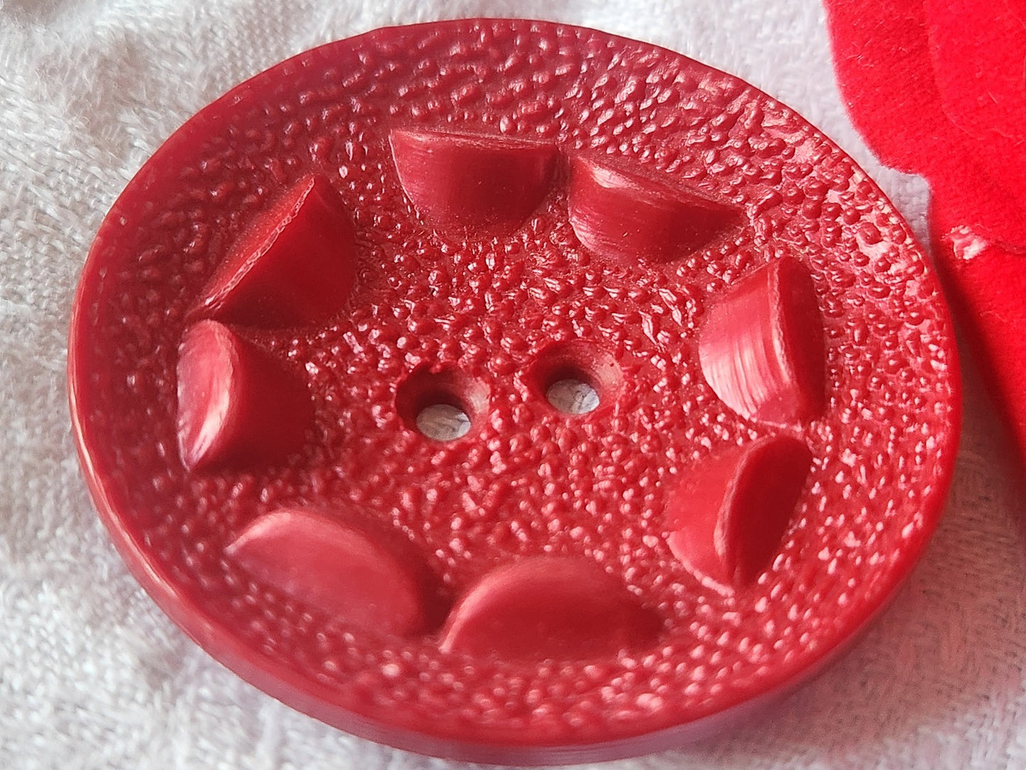 Enorme bouton vintage rouge 4,6 cm trou XXL 46 mm ref  5475