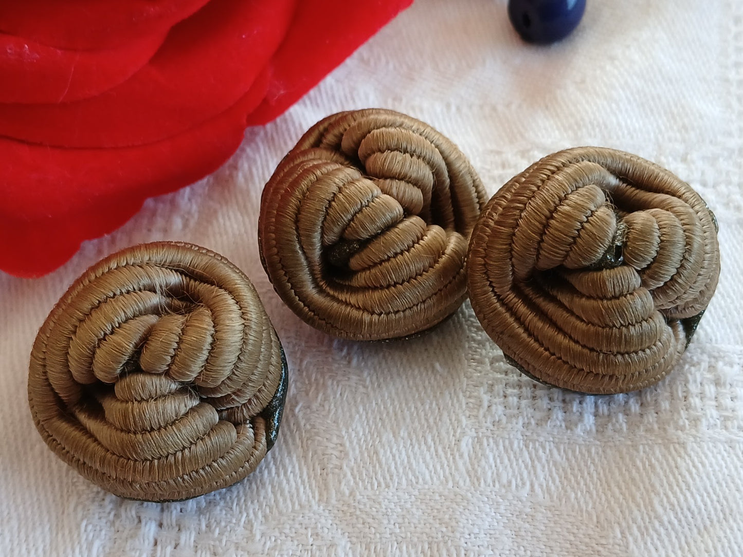Trio gros boutons anciens passementerie vintage marron 2,6 cm ref 6452