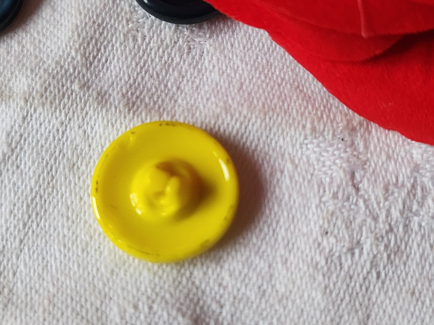 Bouton ancien en verre  jaune peint fleur 1,7 cm D10D