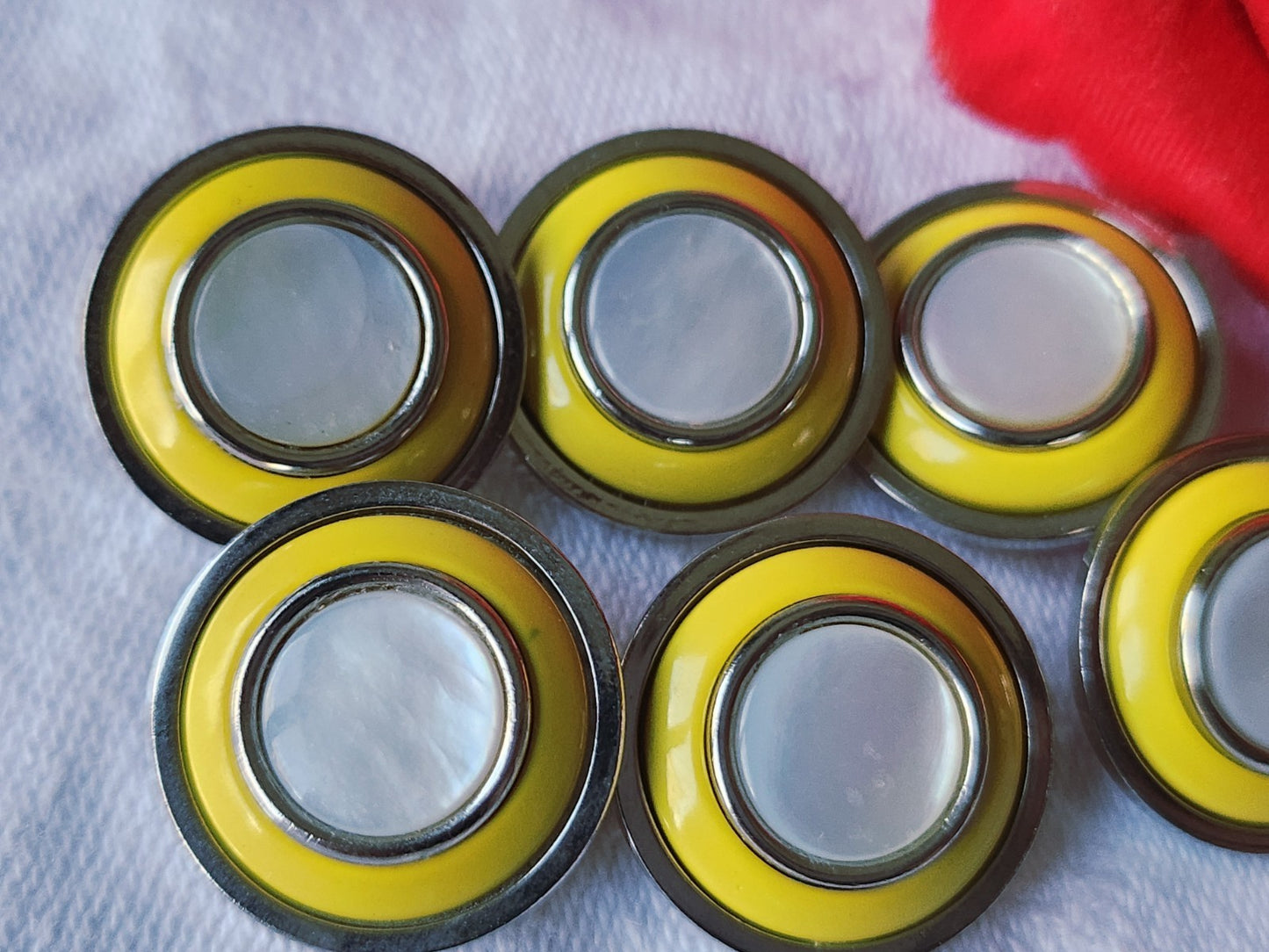 Lot 6 boutons anciens en metal coeur en nacre jaune 1,7 cm ref 3928