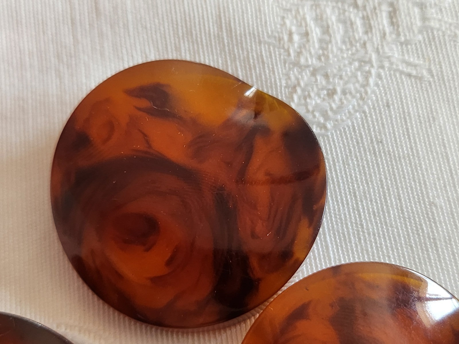 Trio gros boutons anciens ambrés ambrolite?  pied 3,4 cm ref 6220