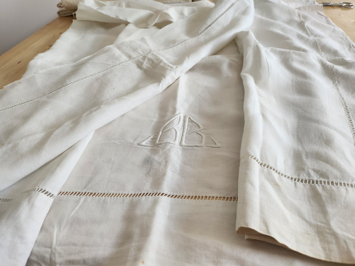 Ancien retour de drap blanc monogramme BB jour échelle découverte  B6