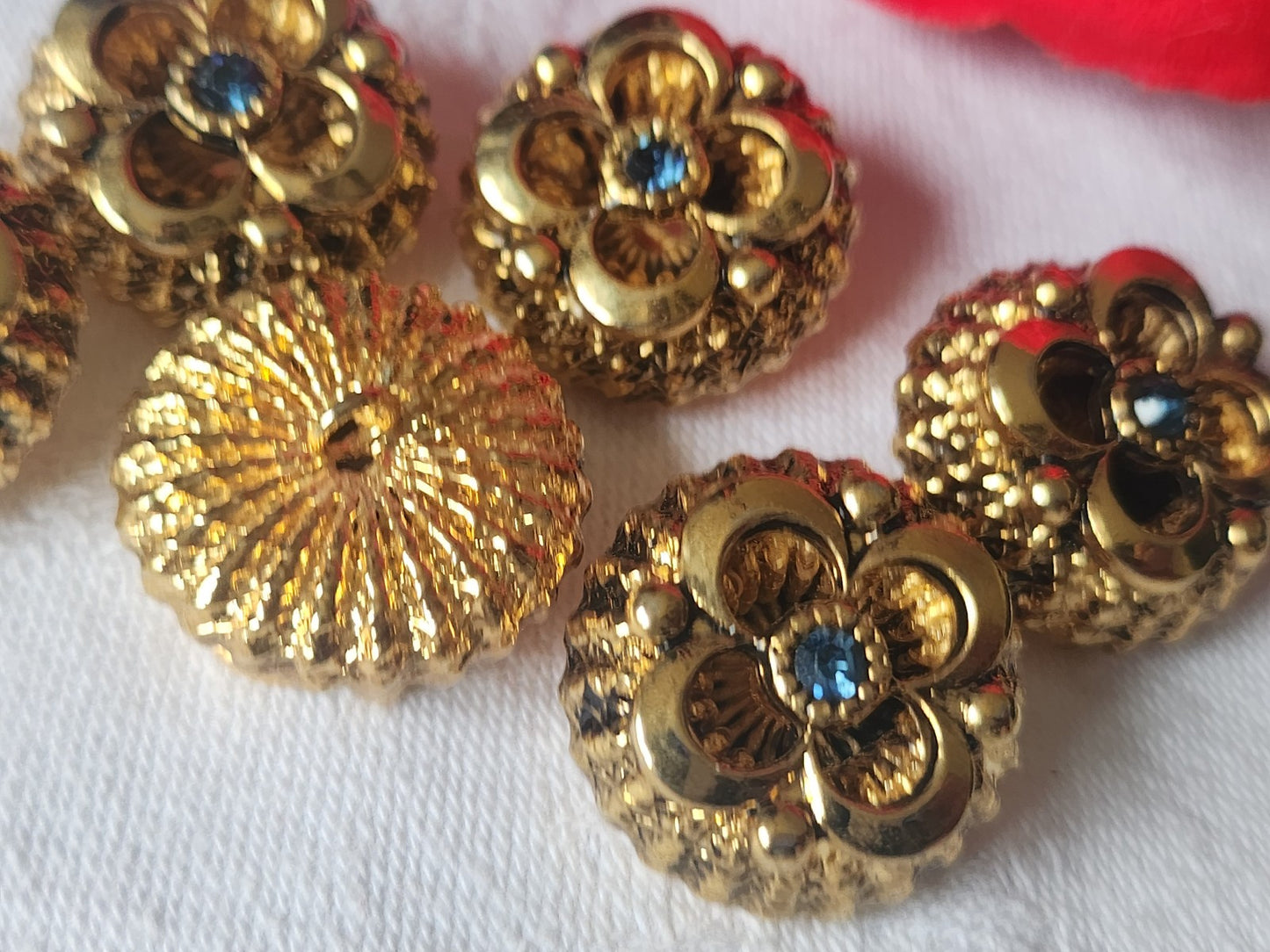 Lot 5 boutons vintage en métal doré volume coeur strass bleu 1,5 cm ref 3887