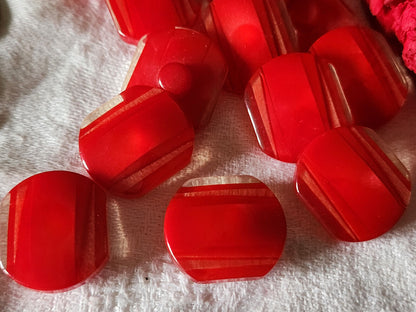 Lot 6 gros boutons vintage rouge gris reflet nacré 1,9 sur 2,2 cm ref 3002