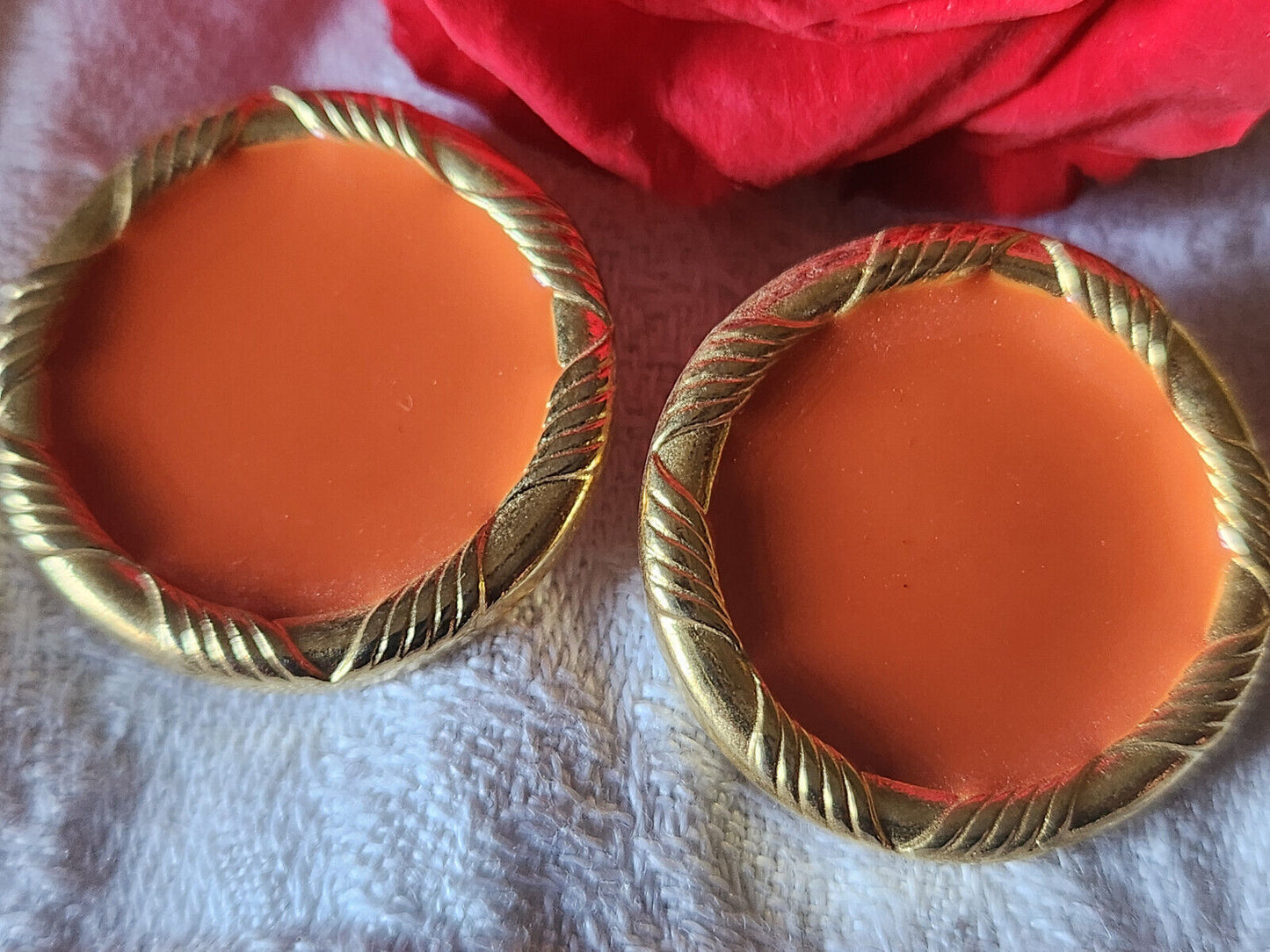 Duo boutons vintage en métal doré orange à pied 2,5 cm D12C