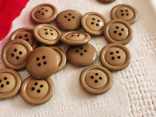 Lot 16  boutons vintage marron à trous 1,6 cm ou 16 mm ref 6513