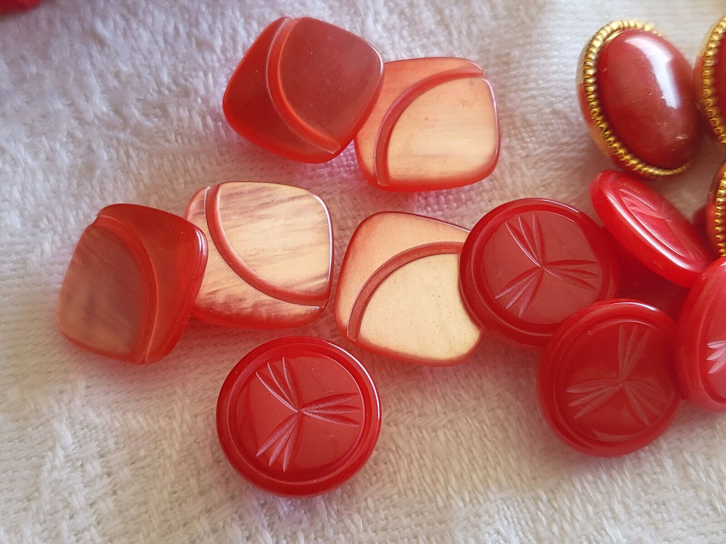 Lot 15 boutons vintage rouge à pied panaché series  1,1 à 1,3 cm ref 3371