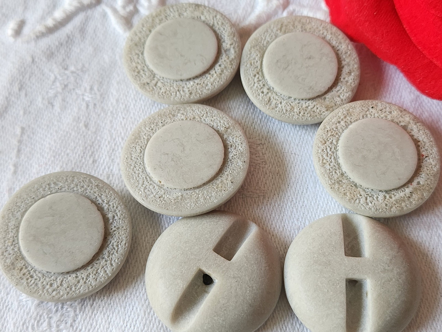 Lot 6 gros  boutons vintage gris mat pourtour texturé pied 2,5 cm ref 2972