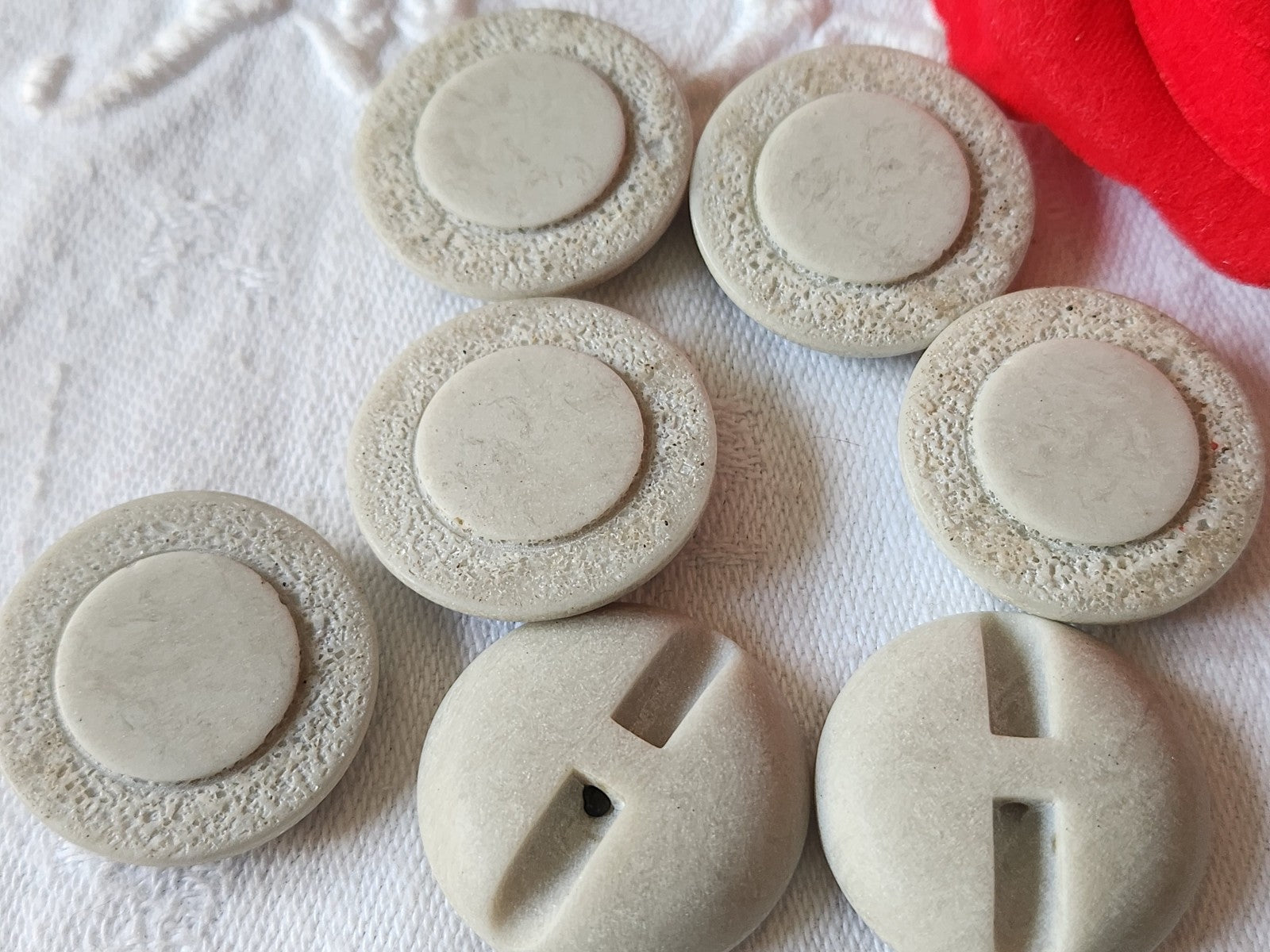 Lot 6 gros  boutons vintage gris mat pourtour texturé pied 2,5 cm ref 2972