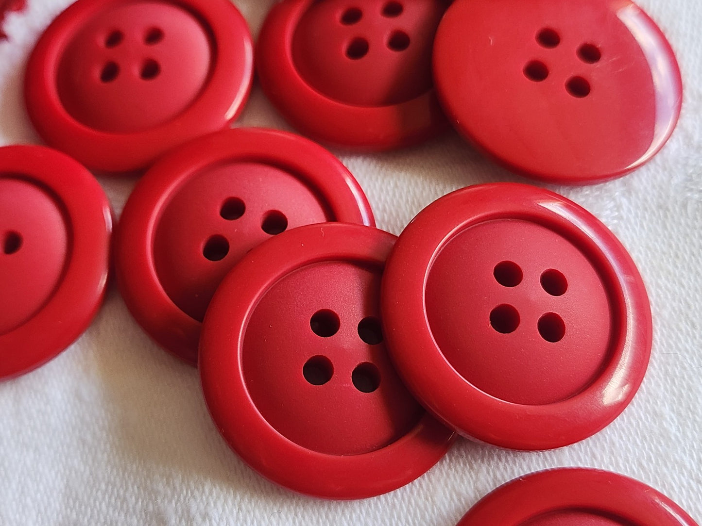 Lot 9 gros  boutons vintage rouge trous 2,8 cm ref 1346