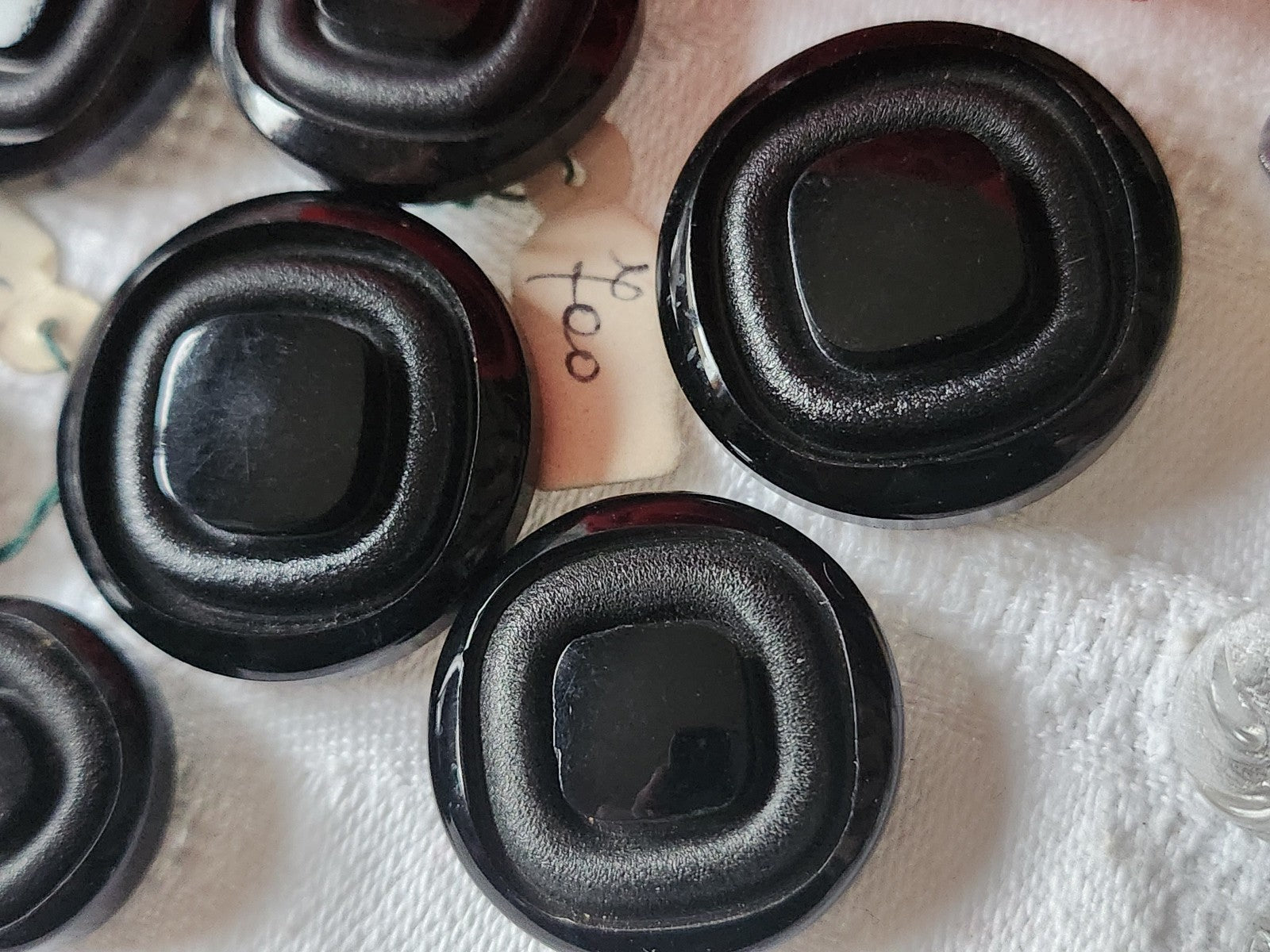 Lot 7  boutons vintage noir etiquette panaché pied 1,9 à 2,6 cm  ref 2314