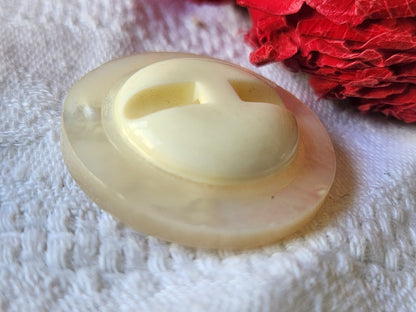 Gros bouton ancien en nacre épais joli blanc laiteux  à pied 3 cm G14K
