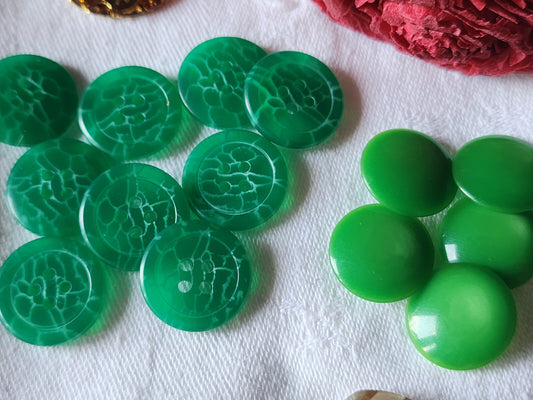 Lot 14 boutons vintage vert 2 séries  1,7 et 1,8  cm  pied ref 2358