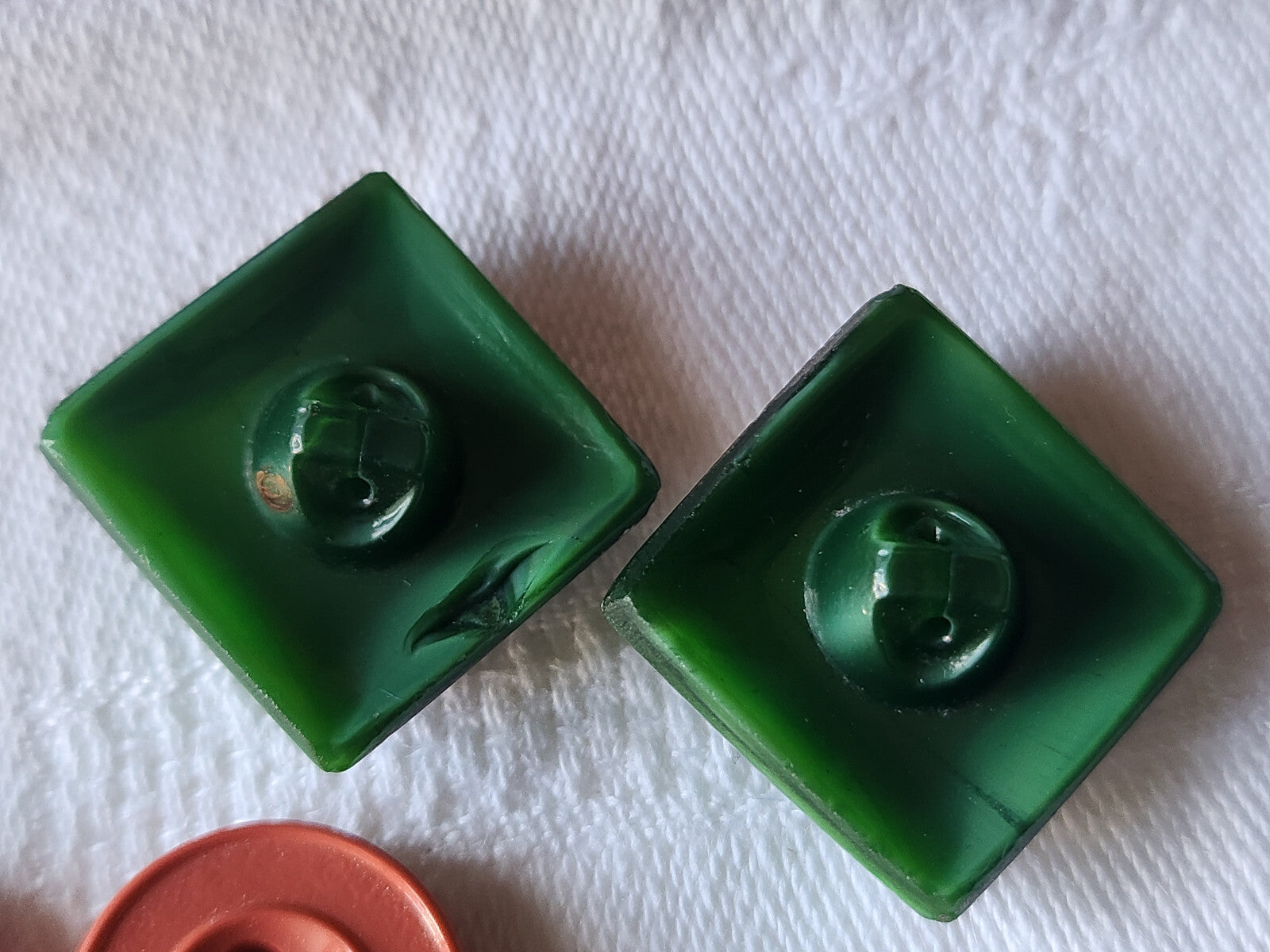 Duo boutons anciens en verre argenté vert carré trés typé 2 cm G7H